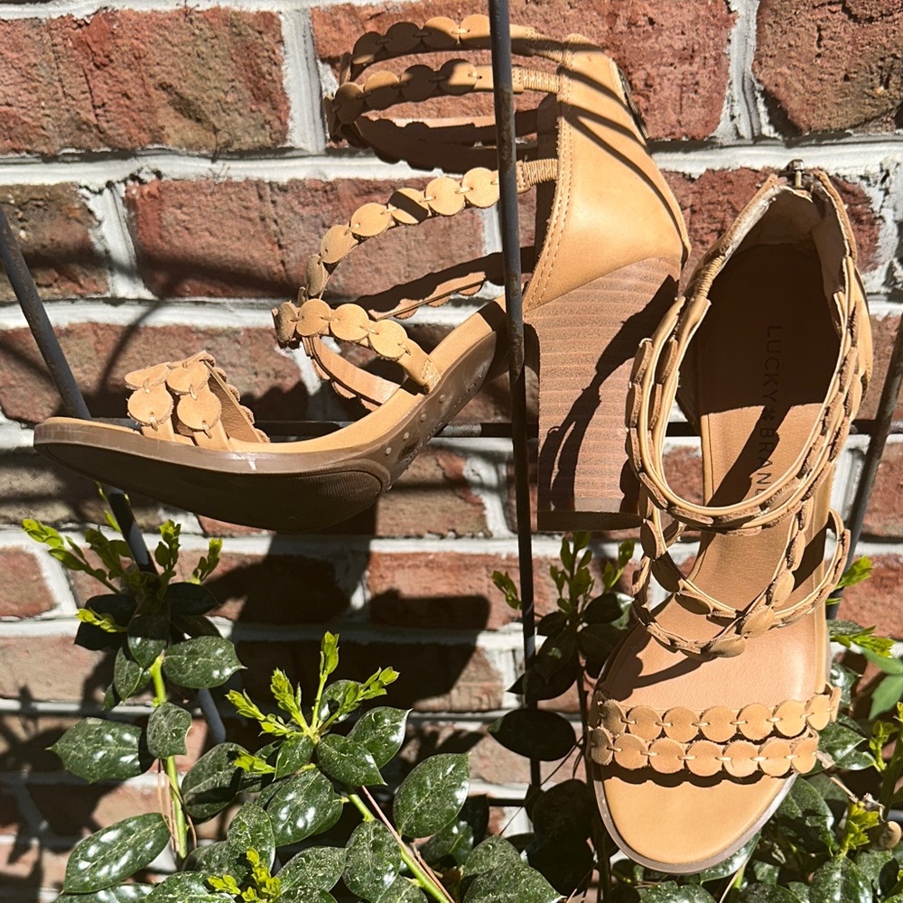 👡 Lucky Brand Tan Scalloped Disc-Strap Block Heel Sandals•Size 8.5